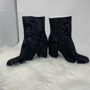 Steve Madden NWT. Booties Satin Jacquard Black